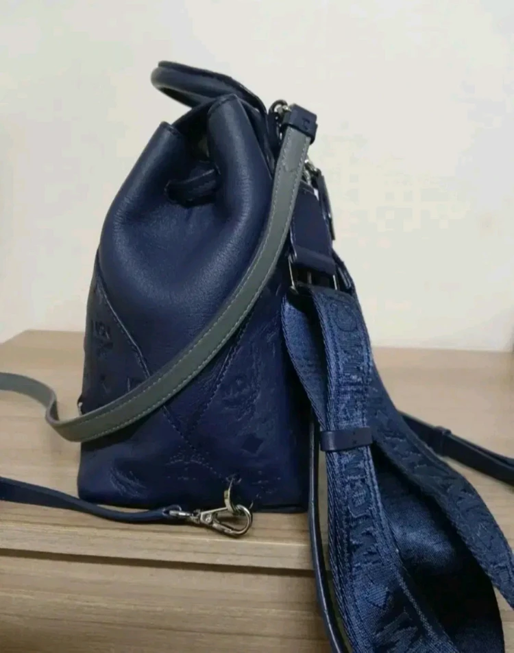 여성 MCM 에센셜 모노그램 가죽 미니 백팩 (네이비) 이미지