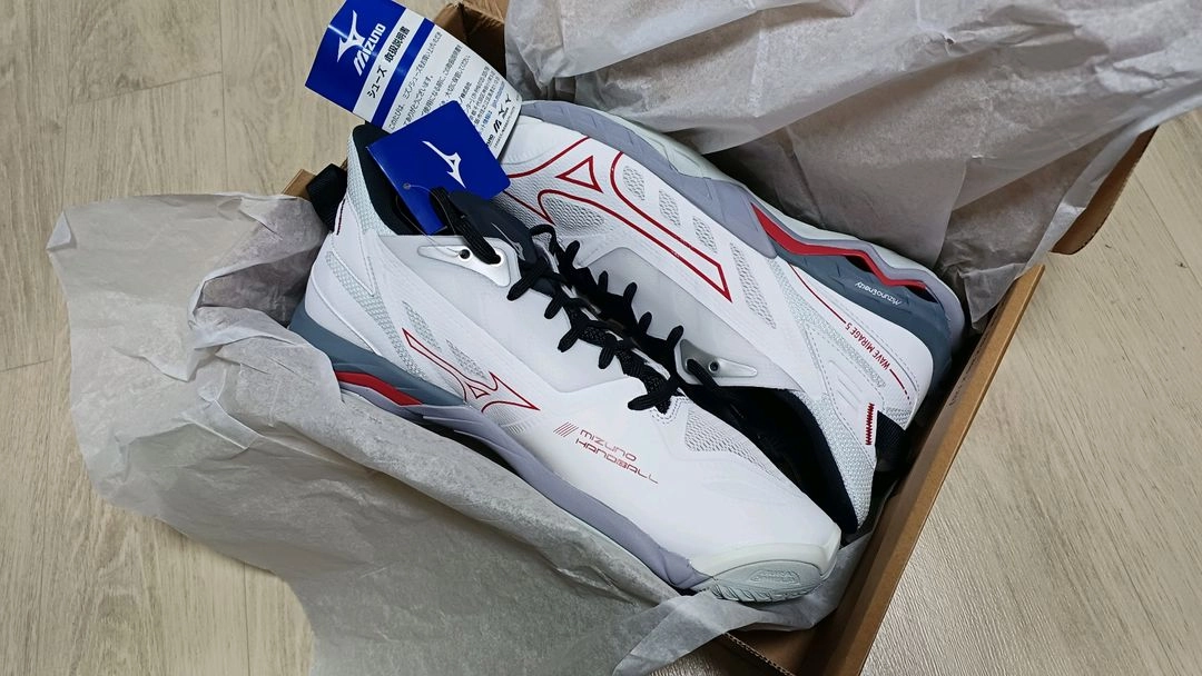 미즈노 MIZUNO 배드민턴화.인도어화.핸드볼화 웨이브 미라지 5 화이트 레드 X1GA235096.275mm 이미지