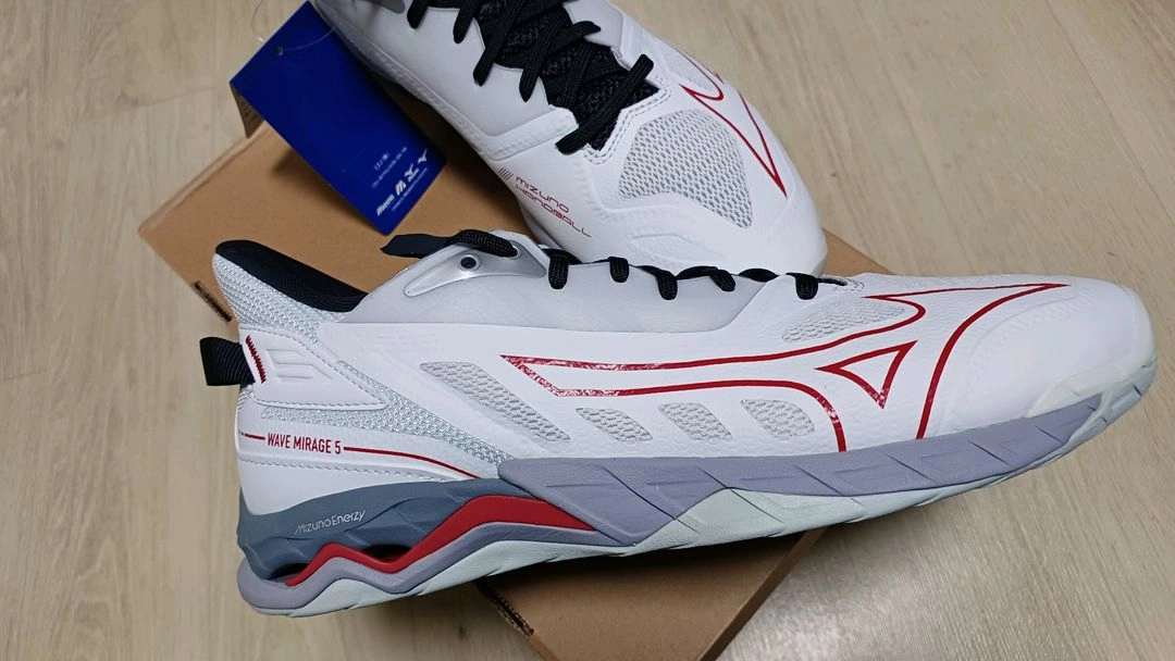 미즈노 MIZUNO 배드민턴화.인도어화.핸드볼화 웨이브 미라지 5 화이트 레드 X1GA235096.275mm 이미지