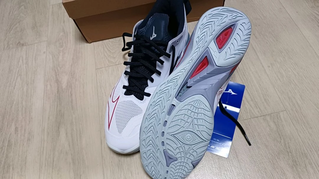 미즈노 MIZUNO 배드민턴화.인도어화.핸드볼화 웨이브 미라지 5 화이트 레드 X1GA235096.275mm 이미지