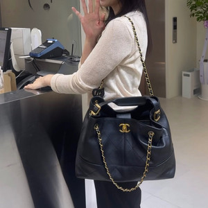 샤넬 25 쇼퍼백 카프스킨 이미지