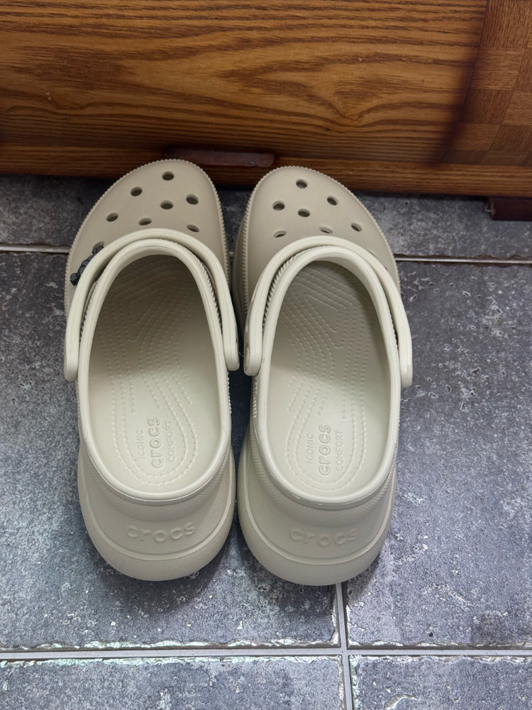 크록스 클래식 베이 클로그 이미지