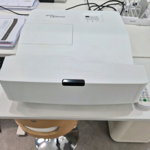 옵토마 초단초점 빔 프로젝터 + Bloomsbury.lab 스크린 102인치 이미지