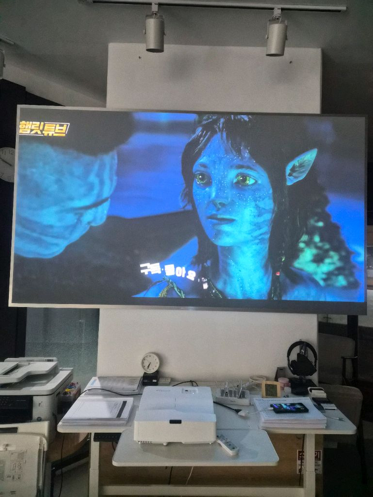 옵토마 초단초점 빔 프로젝터 + Bloomsbury.lab 스크린 102인치 이미지