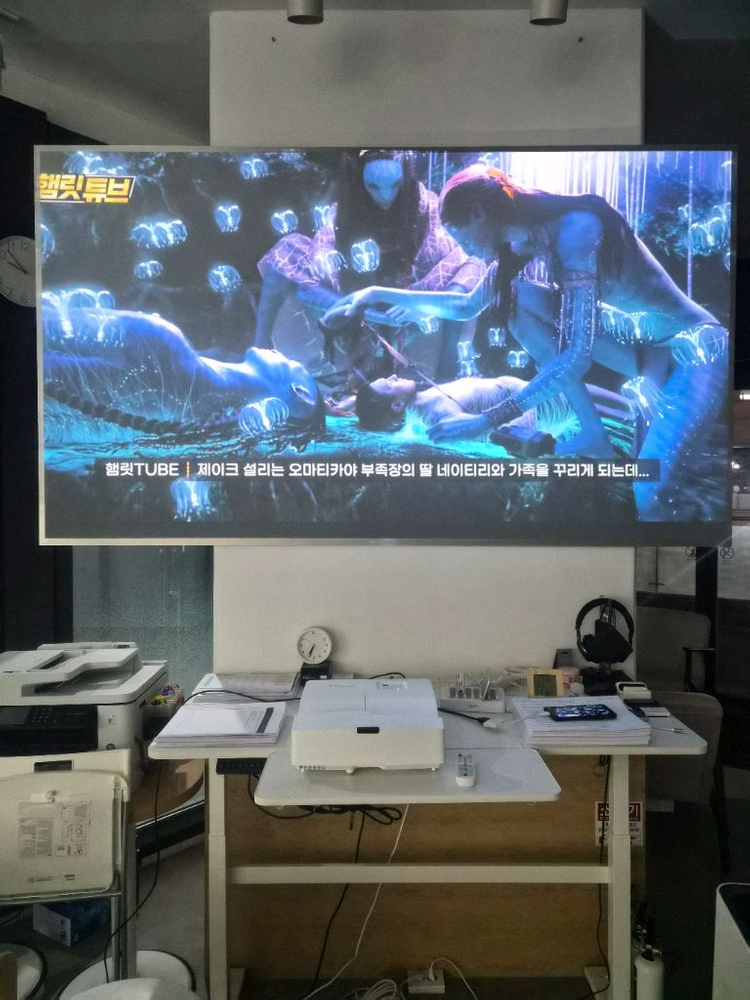 옵토마 초단초점 빔 프로젝터 + Bloomsbury.lab 스크린 102인치 이미지