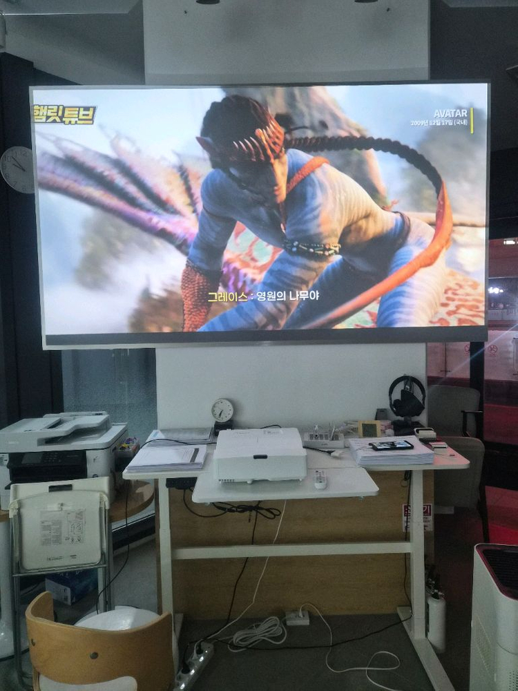 옵토마 초단초점 빔 프로젝터 + Bloomsbury.lab 스크린 102인치 이미지