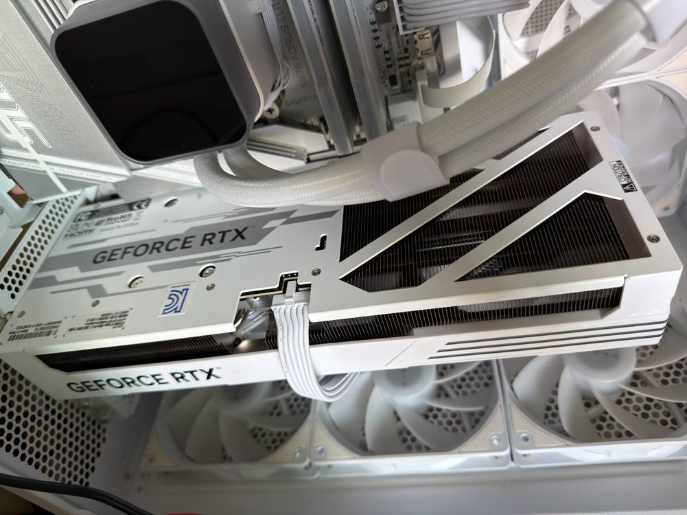 RTX 5080 화이트 그래픽카드 이미지
