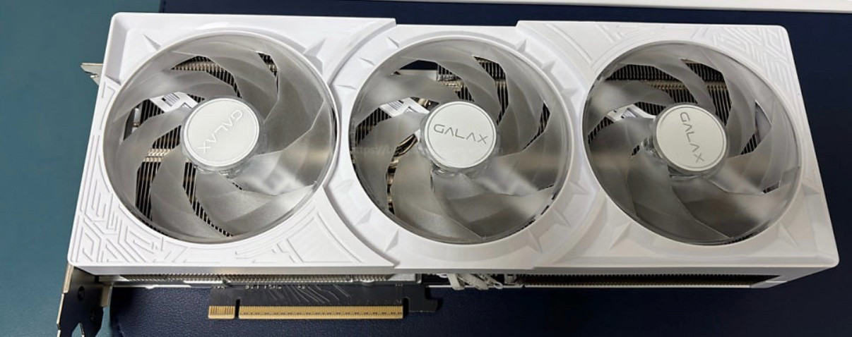 RTX 5080 화이트 그래픽카드 이미지