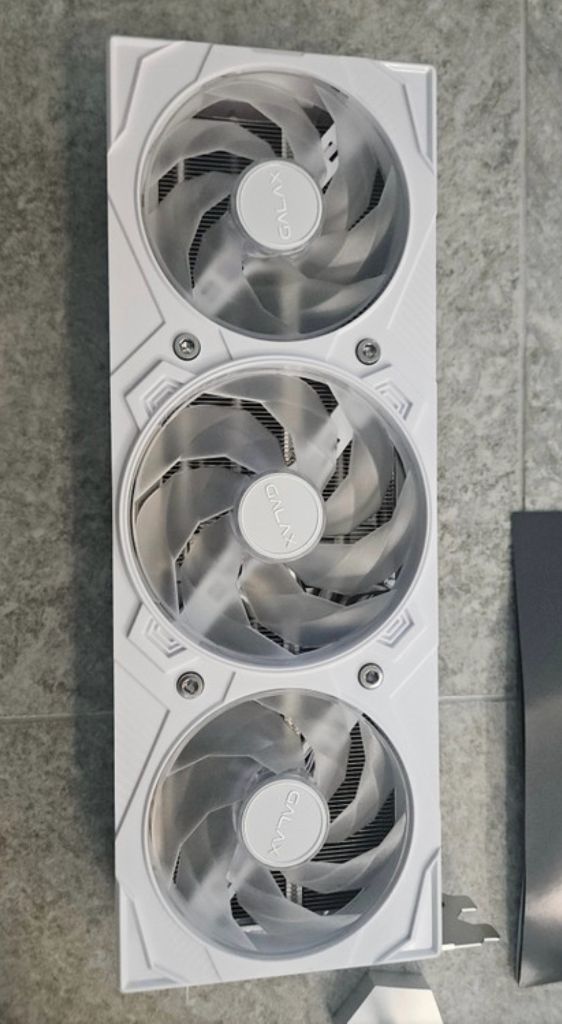 RTX 5080 화이트 그래픽카드 이미지