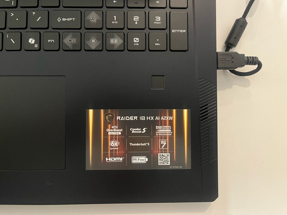 MSI 레이더 18 HX AI RTX 5090 이미지