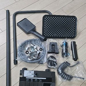 깔끔한 블랙 색상의 해바라기 샤워기 세트 이미지