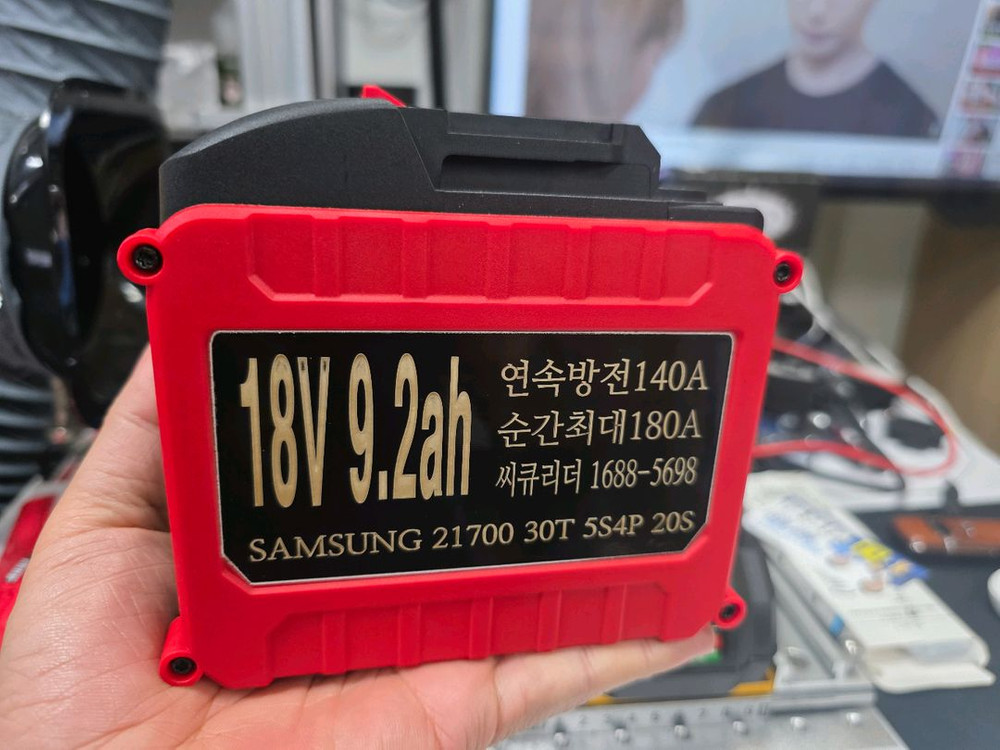 마끼다 호환 고출력 18V 9Ah 삼성 리튬이온 배터리1개 및 충전기 1개 이미지