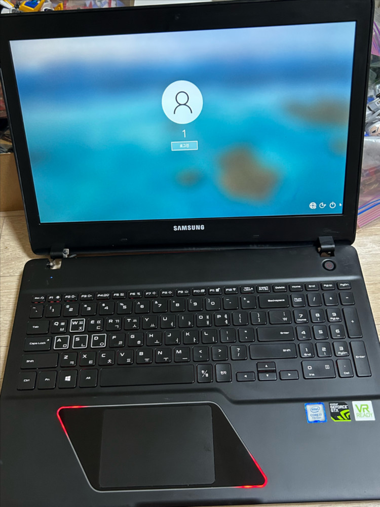 삼성전자 I7-7700hq및 gtx1060 게이밍 노트북 경첩 불량 노트북 팝니다 이미지
