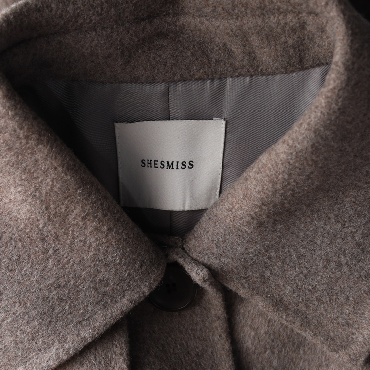 쉬즈미스 22FW 울 핸드메이드 벨티드 싱글 롱 코트 브라운 이미지