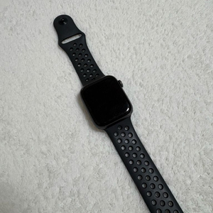 애플워치 나이키 SE 44mm 블랙 이미지