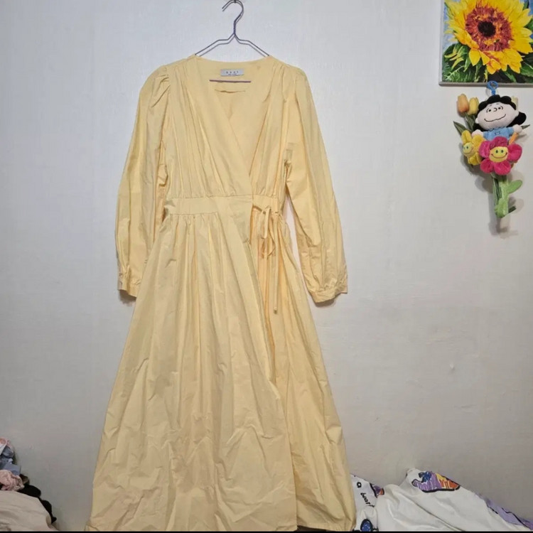 바스락 긴팔 브이넥 연노랑색 벌룬 랩 원피스 옐로우 ops 롱원피스 볼륨 이미지