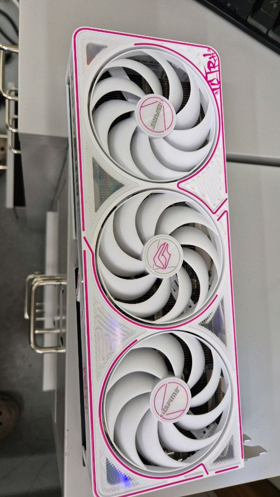 COLORFUL RTX 5060 Ultra W OC 8GB 이미지