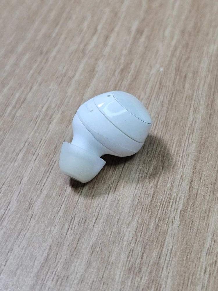 갤럭시 버즈플러스 화이트 오른쪽 SM-R175 이미지