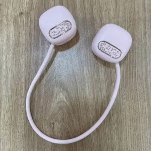 목에 걸어 사용하는 넥밴드 선풍기 이미지