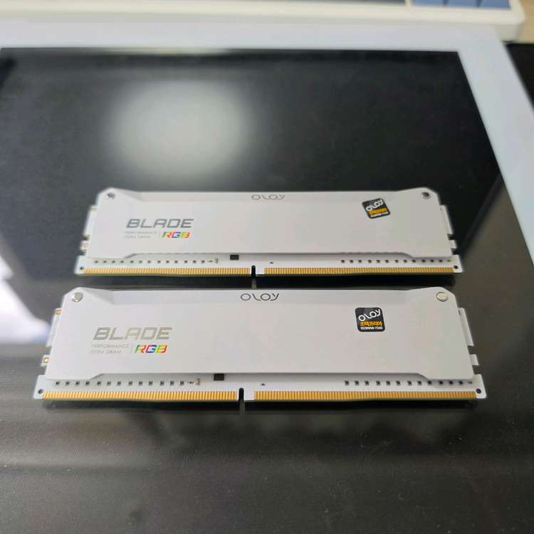 [삼성B다이] OLOy DDR4 3600 CL14 BLADE RGB 화이트 16GB (8Gx2) 팝니다. 이미지