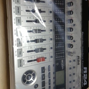 ZOOM R24 멀티트랙 레코더 (앨범제작가능) 이미지