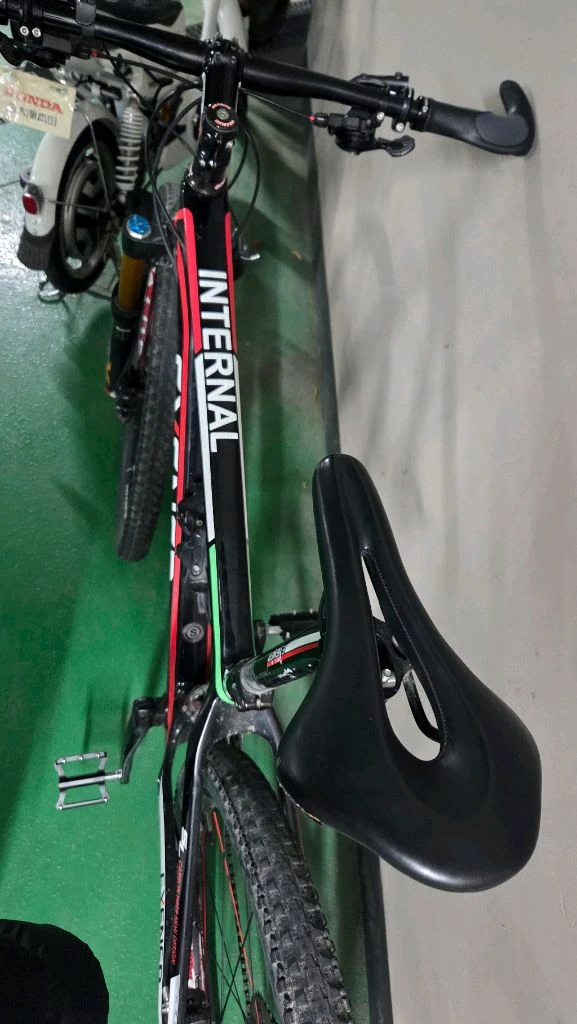풀카본 mtb 자전거 이미지
