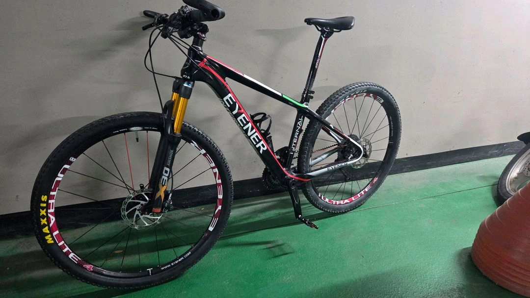 풀카본 mtb 자전거 이미지
