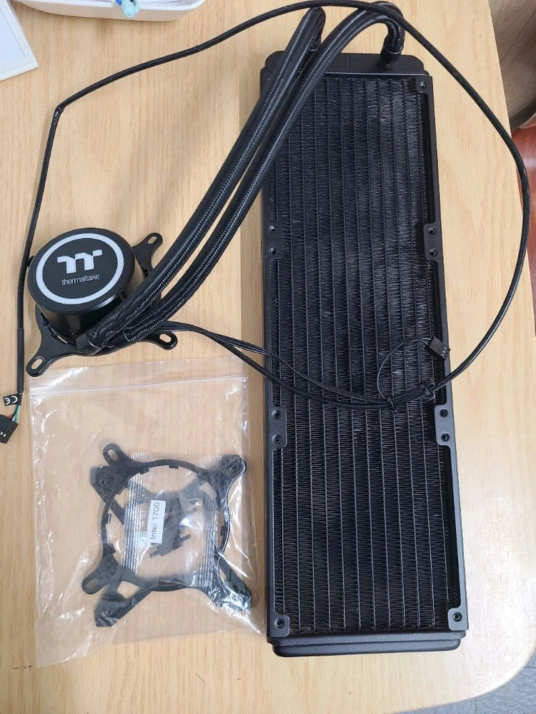써멀테이크 Floe riing plus 360 수냉쿨러 이미지