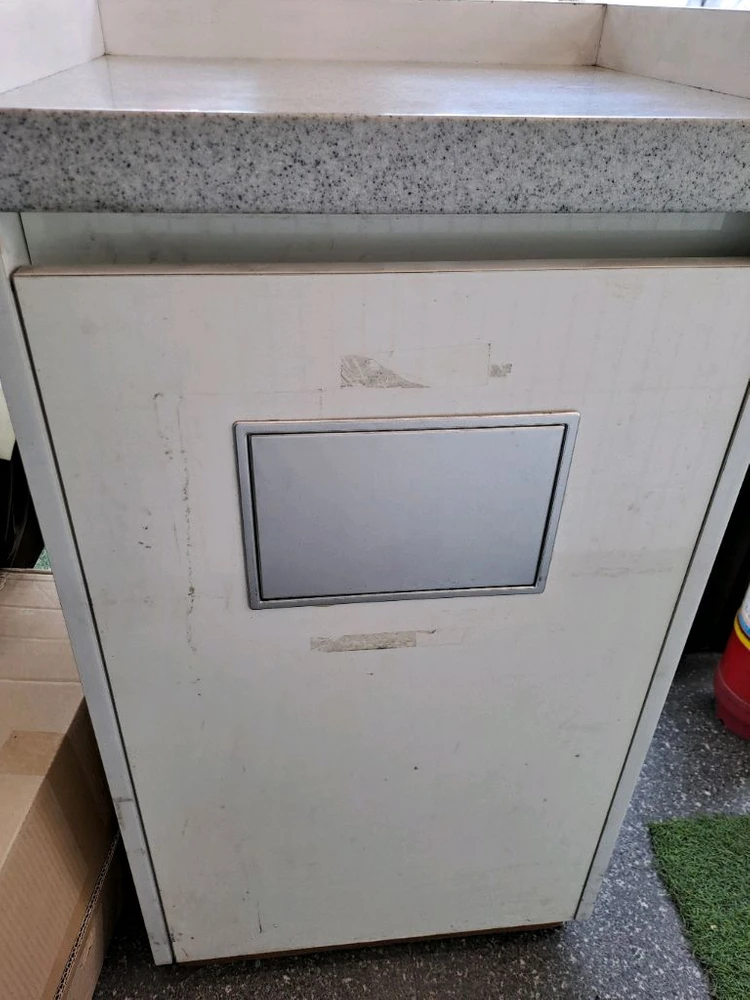 쓰레기통 겸용 서랍장 이미지