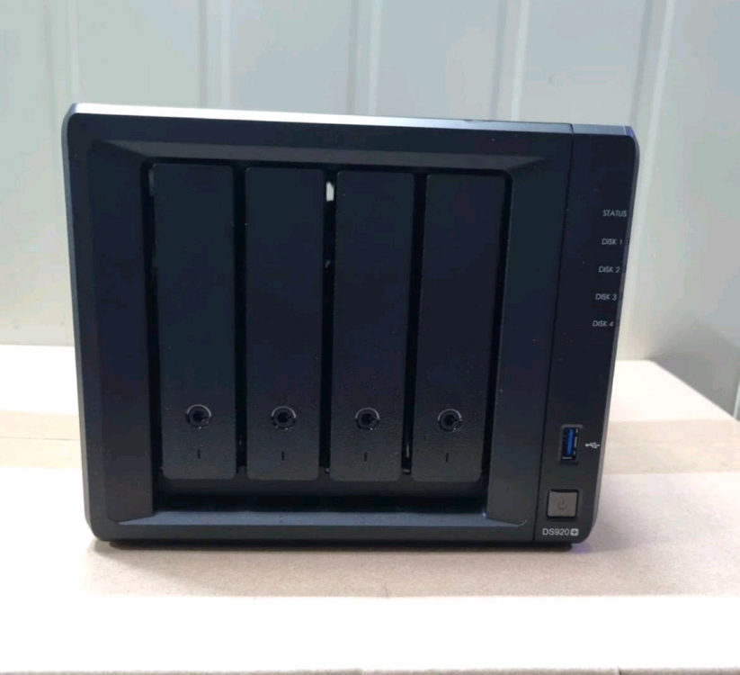 시놀로지 DS920+4베이 NAS 이미지