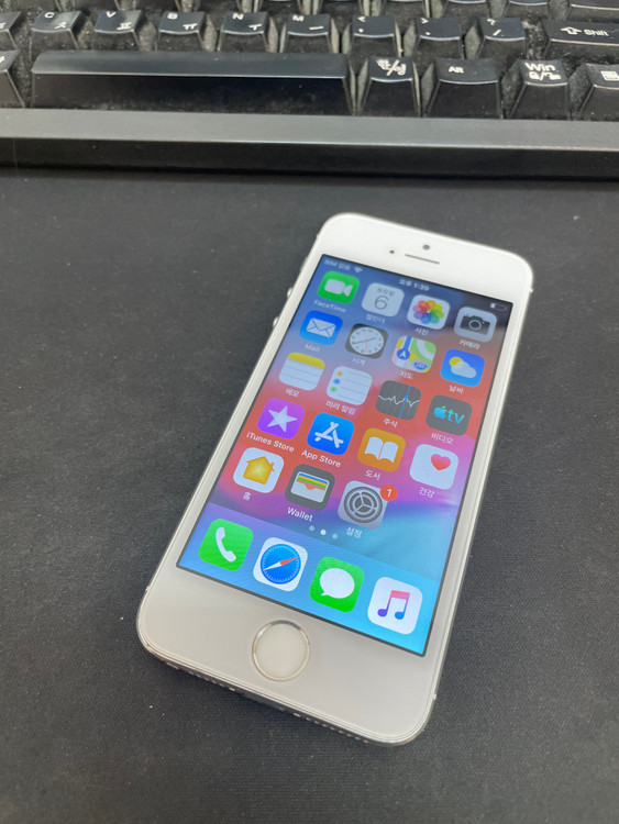 아이폰5S 실버 16GB 해외판 배터리100% 상태좋은 중고11만6팝니다 이미지