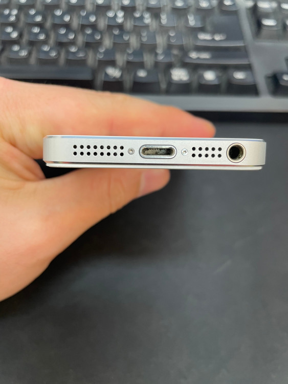 아이폰5S 실버 16GB 해외판 배터리100% 상태좋은 중고11만6팝니다 이미지