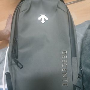 데상트 슬링백팝니다. 이미지