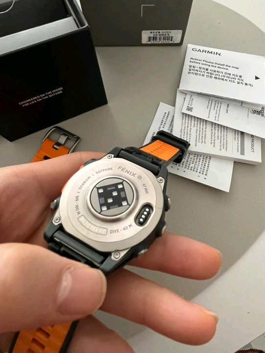 GARMIN 가민 피닉스8 아몰레드 47mm 멀티스포츠 GPS 스마트워치 티타늄 오렌지 이미지