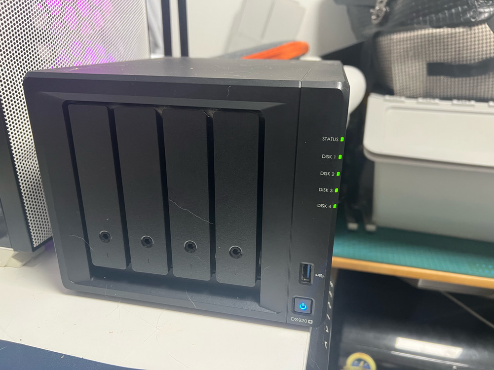 시놀로지 920+ 하드10Tb 2개, 8Tb 2개, ssd 256gb 메모리 8기가 이미지
