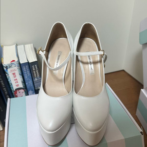 슈즈드블랑 웨딩슈즈 235사이즈 거의 새상품 14cm 이미지