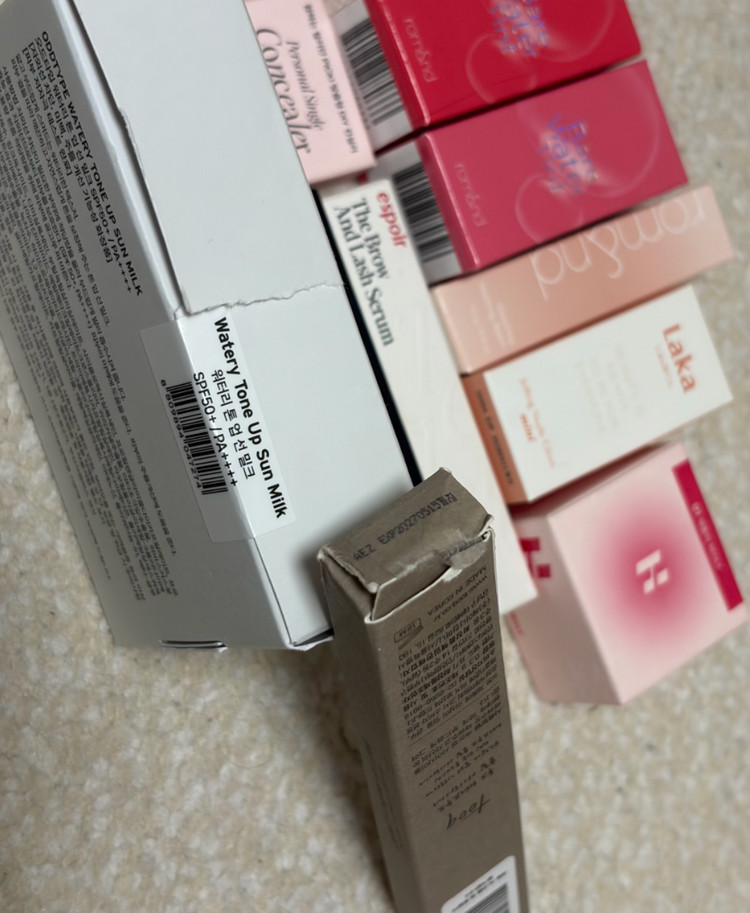 일괄)롬앤믈틴트,홀리카립앤치크,라카틴트,롬앤립밤,투크도화,자빈드서울프라이머,디어에이컨실러,에스쁘아,오아드선크림올리 이미지