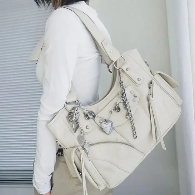 iugamakaras 이우가마카라스 스터드 레더 숄더백 크림 이미지