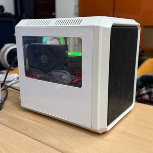 공간 활용 최고! 감성 뿜뿜 화이트 큐브형 미니 게이밍 PC (i7-7700K/16GB/GTX 1050) 이미지