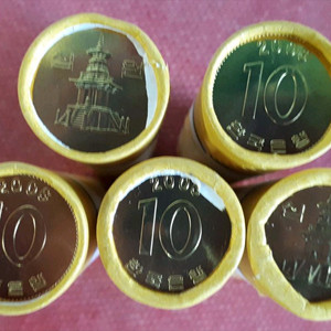 기념 동전 한국은행 2004년 10원 동전50개 롤 미사용. 한국은행 2006년 구 10원 동전 50개 롤 미사용 이미지