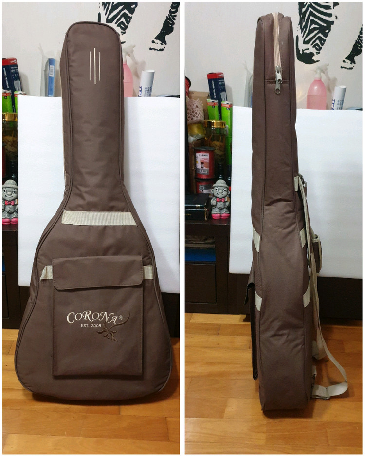 코로나 통기타 케이스와 기타 판매해요 이미지