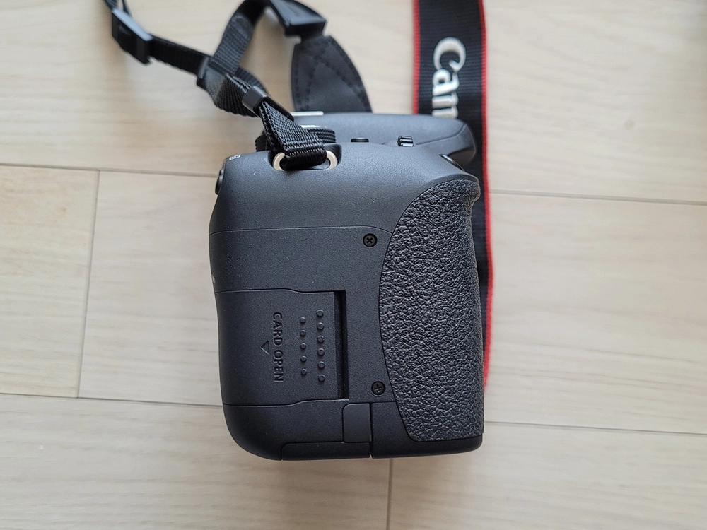 캐논 750d 바디 와 번들렌즈 판매합니다. 이미지