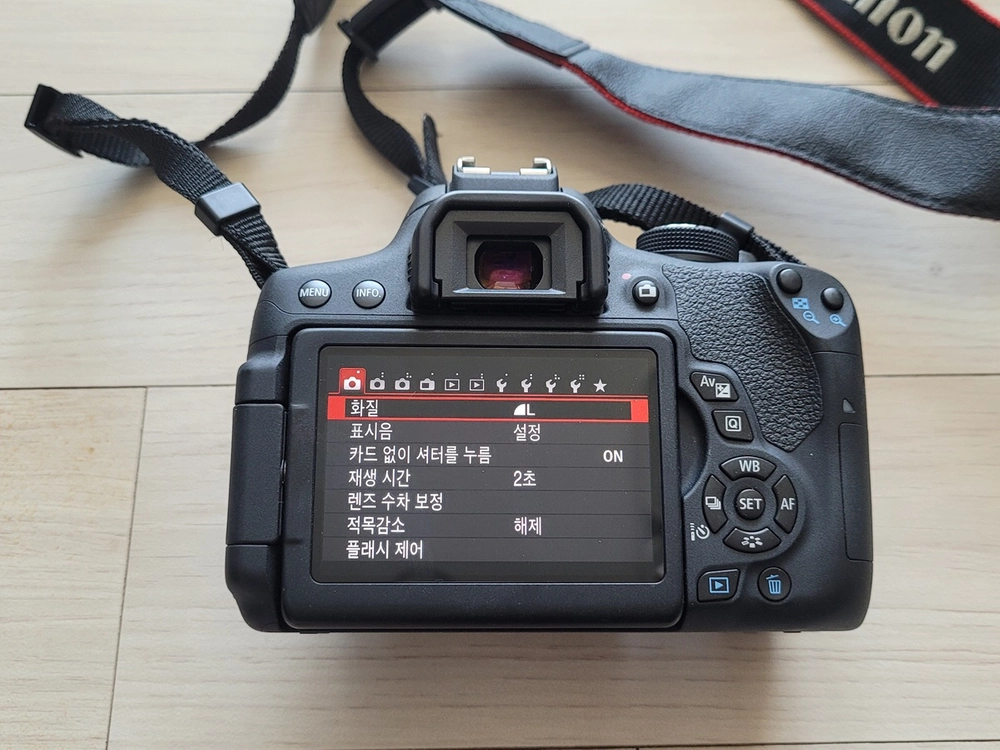 캐논 750d 바디 와 번들렌즈 판매합니다. 이미지