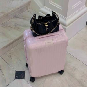 [새상품] 리모와 발리레나핑크 에센셜 캐빈 이미지