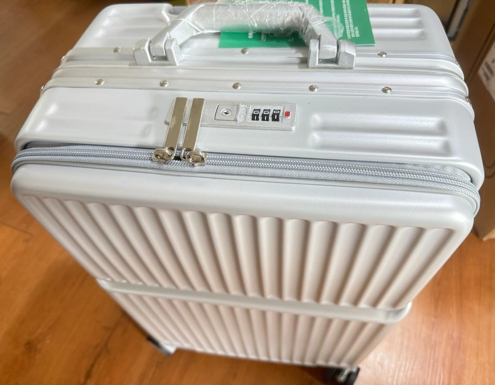 실버 20인치 캐리어 (잠금장치, 앞부분 개방, 컵홀더, USB) 이미지