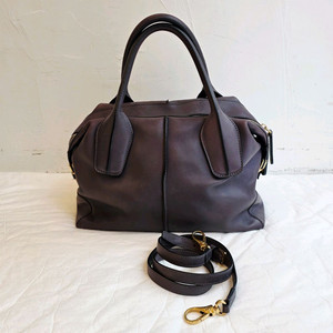 [새상품급 한정판] 부드러운 가죽 소재로 제작된 토즈(Tods) 디백(D-Bag),다크퍼플색 이미지