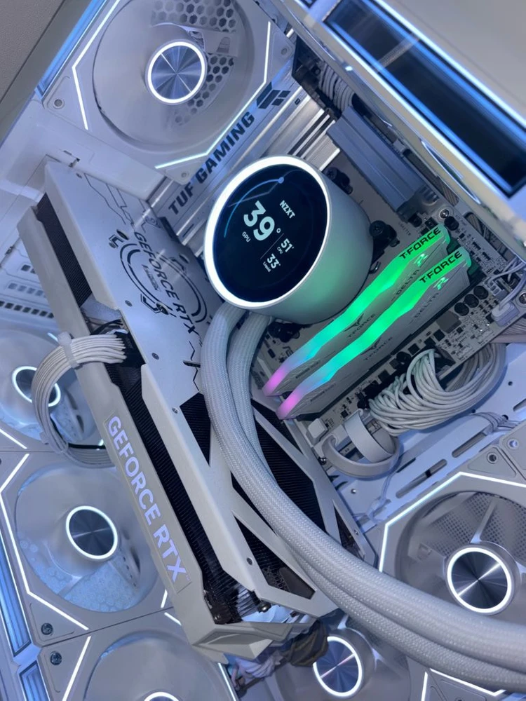 라이젠 7800X3D + RTX 4070 SUPER 고사양 화이트 게이밍컴퓨터 PC 이미지