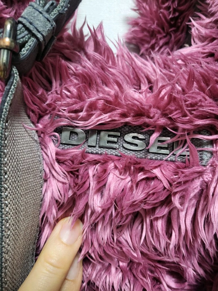 디젤(Diesel) 브랜드의 샤기 페이크 퍼 토드겸숄더백입니다 이미지
