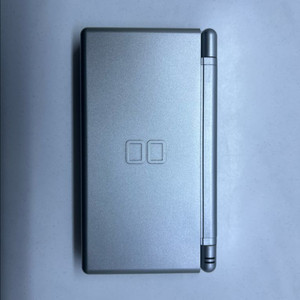 (미품급)[일판]닌텐도 ds lite 글로스 실버(Gloss Silver), 정품 충전기(돼지코) 이미지