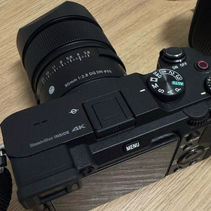 소니 A7C 미러리스 카메라 + 시그마 C 90mm F2.8 DG 렌즈 이미지